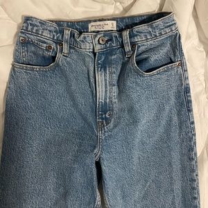 New never worn Abercrombie 90s Straight jeans Size 4/27 Long length